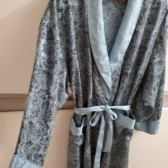 Victoria's Secret Robe - Picture 2 of 8